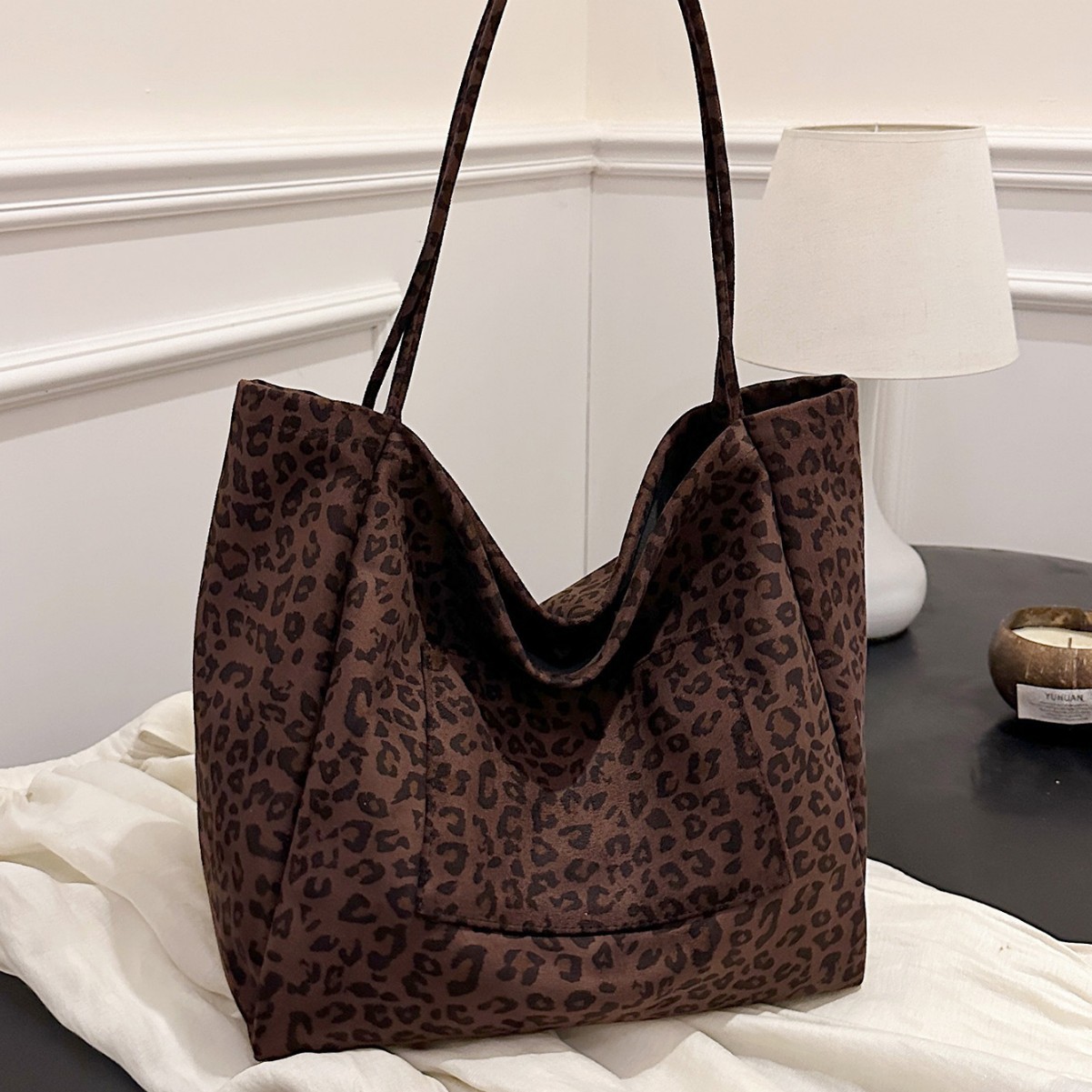 The super popular large-capacity leopard print tote bag for women in 2024, a laid-back style casual single-shoulder bag for commuting to school full figure