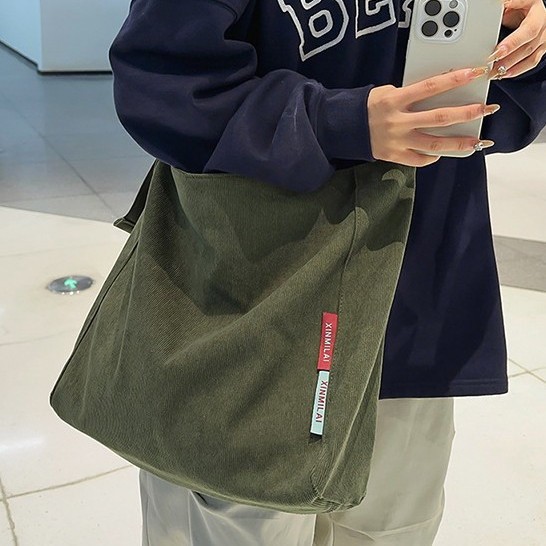 Fashionable tote bag, large capacity, versatile and simple crossbody bag, unise-style Korean class backpack, sports single-shoulder bag Application Scenario