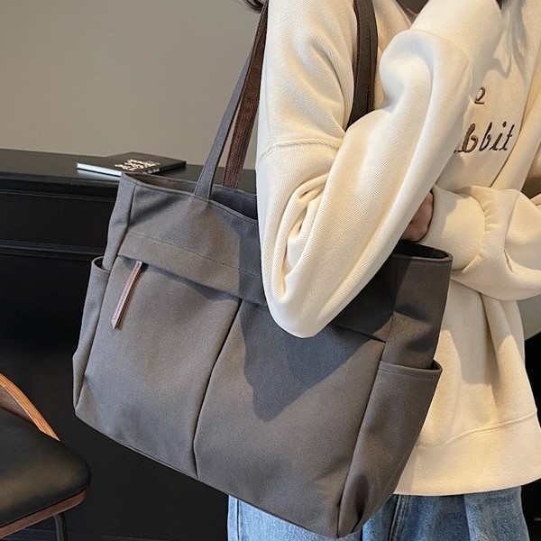 Japanese and Korean artistic and simple hand-held shoulder canvas bag for women, a new Spring/Summer 2025 trendy and versatile commuter tote bag Application Scenario