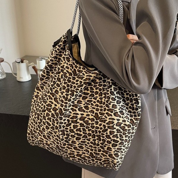 2024 Foreign trade leopard print canvas bag, a laid-back commuting style fashionable handbag, a large-capacity single-shoulder tote women's bag from Europe and America full figure