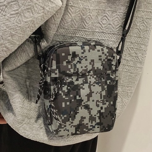 Outdoor military enthusiast tactical camouflage small bag, men's and women's functional single-shoulder backpack, military enthusiast single-shoulder bag, crossbody bag, trendy mobile phone bag details Picture