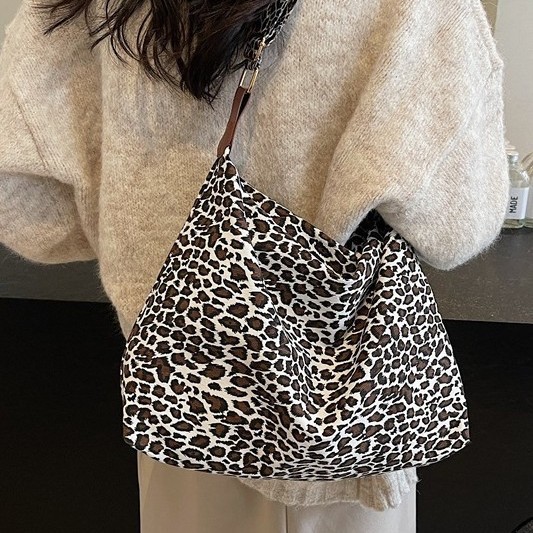 The new large-capacity leopard print tote bag for autumn and winter is a fashionable and trendy single-shoulder bag for casual work and commuting details Picture