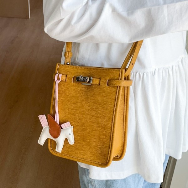 Retro and fashionable drawstring bucket bag for women, Spring 2025 new style, fresh and simple single-shoulder bag, trendy and casual women's bag Application Scenario