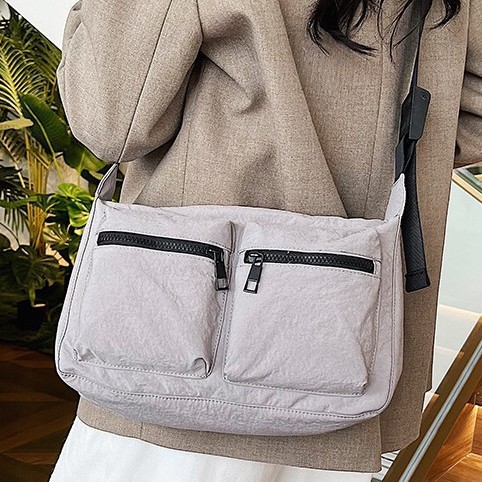 This is a new Korean-style, niche design nylon multi-pocket crossbody bag for commuting and casual use in the autumn of 2024 full figure