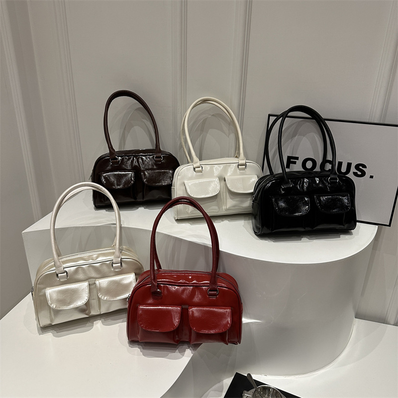 The hand-held pillow bag is a popular bag in 2024. It's a trendy and beautiful Korean style single-shoulder bag for women in autumn Application Scenario