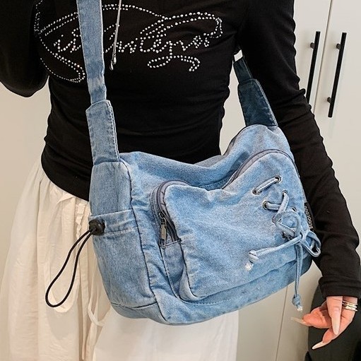 The retro large-capacity denim tote bag from foreign trade has sparked a new trend of casual and versatile single-shoulder crossbody bags for commuting Application Scenario