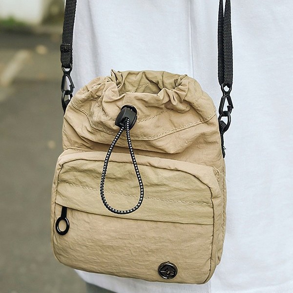 A new solid-color simple canvas drawstrap small square bag from Dongdaemun, South Korea, for daily casual commuting and single-shoulder crossbody Specification drawing