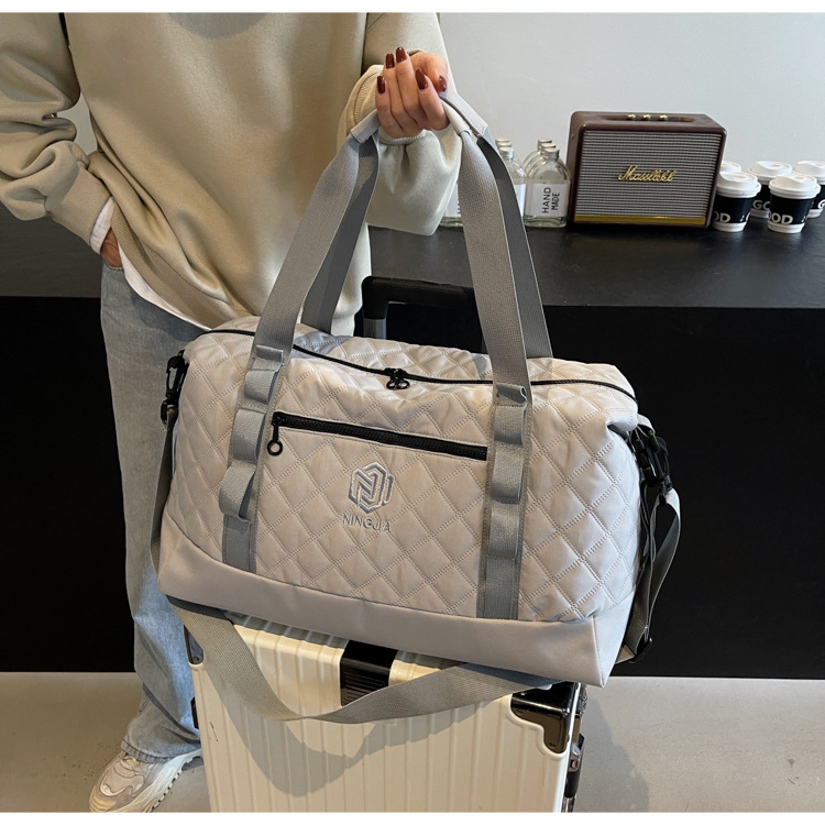 Large-capacity fitness exercise bag, dry and wet separation for women, stretchable travel bag, multi-functional hand-held bag for pregnant women waiting for delivery Application Scenario