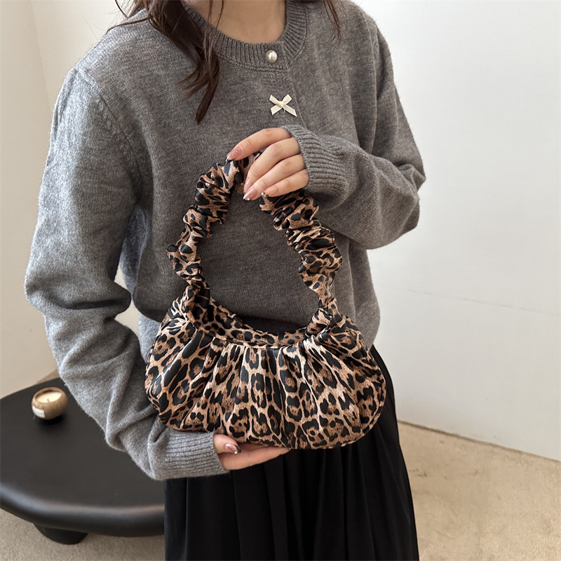 Autumn casual, stylish, large-capacity, personalized hand-held 2024 new style fashionable leopard print simple underarm women's pleated bag details Picture