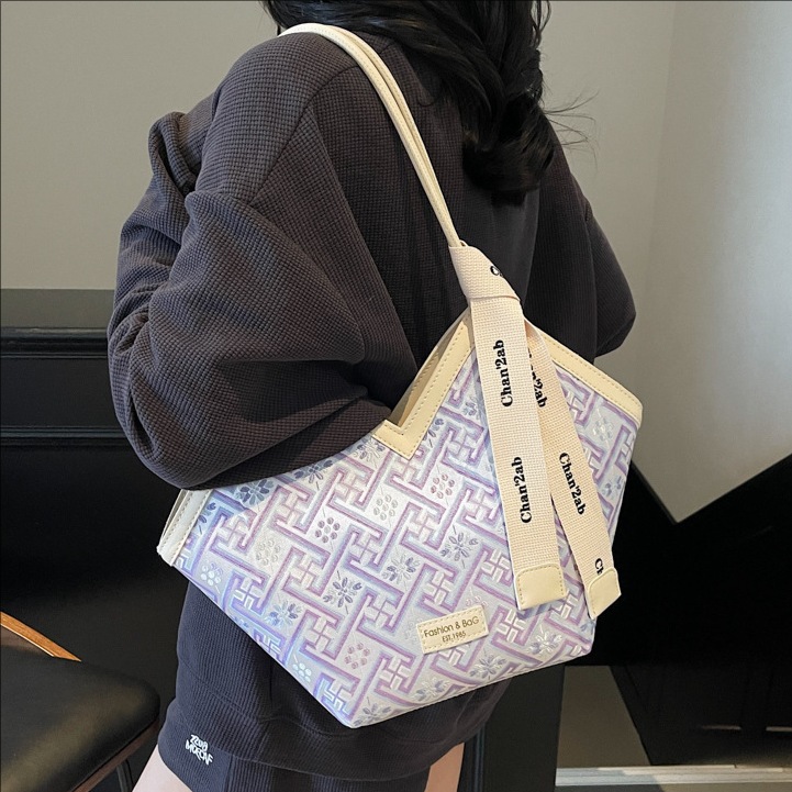 High-end, simple and trendy, large-capacity tote bag for women, new summer 2025, fashionable single-shoulder underarm bag for commuting to work full figure