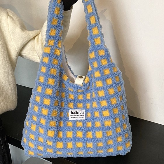 ins' niche cream-themed square grid thickened plush single-shoulder bag, large-capacity portable tote shopping bag, laid-back style full figure