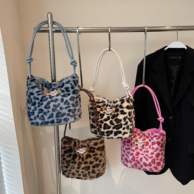 This year, the trendy leopard print plush bucket bag is in vogue. It's a versatile, simple and casual bag with a single shoulder and underarm Application Scenario