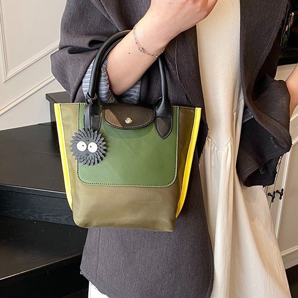 This is a new Spring/Summer 2025 color-block handbag with a crossbody, single-shoulder design, and a large capacity for commuting. It is a niche and high-end handbag details Picture