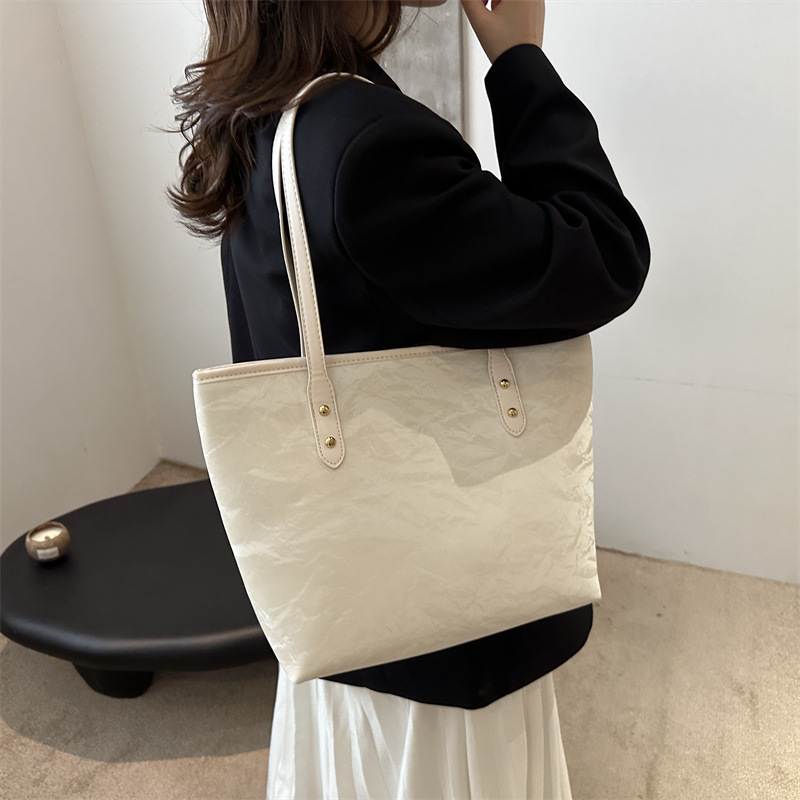 High-capacity single-shoulder bag 2024, a high-end autumn versatile tote bag for college students commuting, attending classes and going out on Instagram Specification drawing