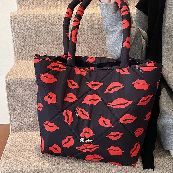 New autumn and winter fashion European and American style lip large-capacity handbag, casual and versatile single-shoulder bag, laid-back style ladies' bag Application Scenario