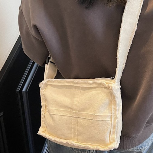 The new design of the laid-back canvas small bag is a retro, aged and fringed student single-shoulder crossbody bag that catches the eye Application Scenario