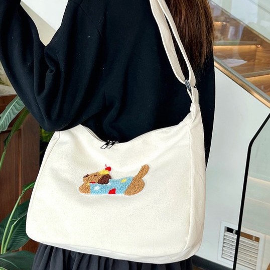 The new trendy and niche casual cartoon dog tote bag is a versatile women's commuter crossbody bag with a strong sense of design Specification drawing