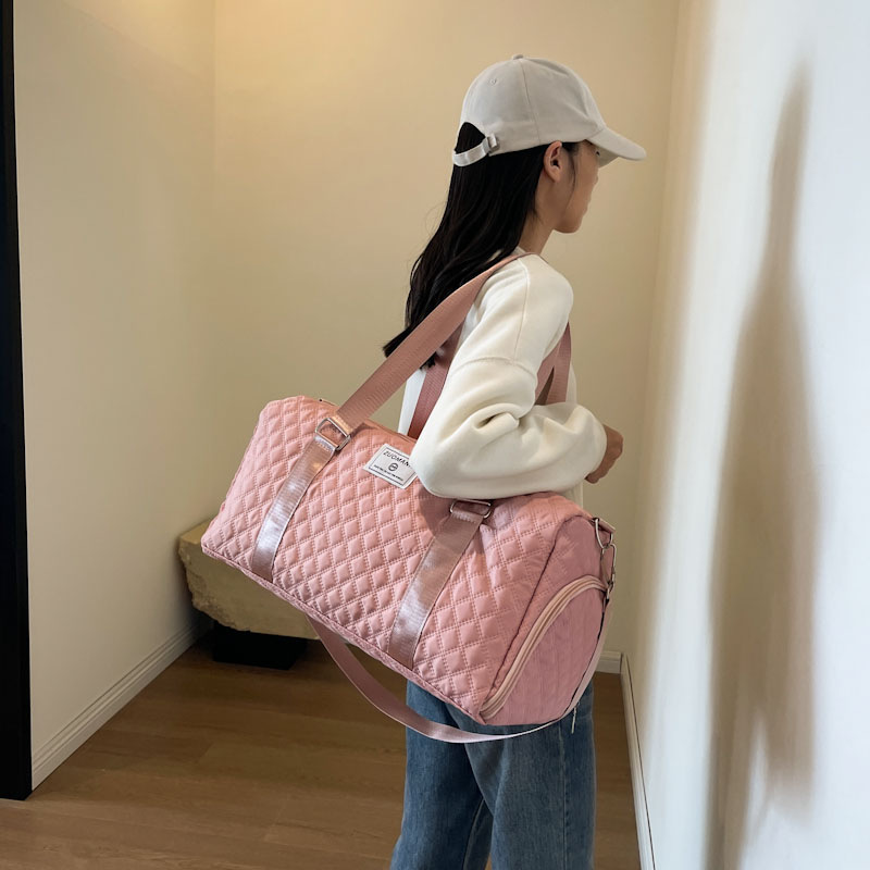 Fashionable large-capacity carry-on travel bag with dry and wet separation, high appearance level fitness bag, yoga bag, diamond-shaped maternity bag Application Scenario