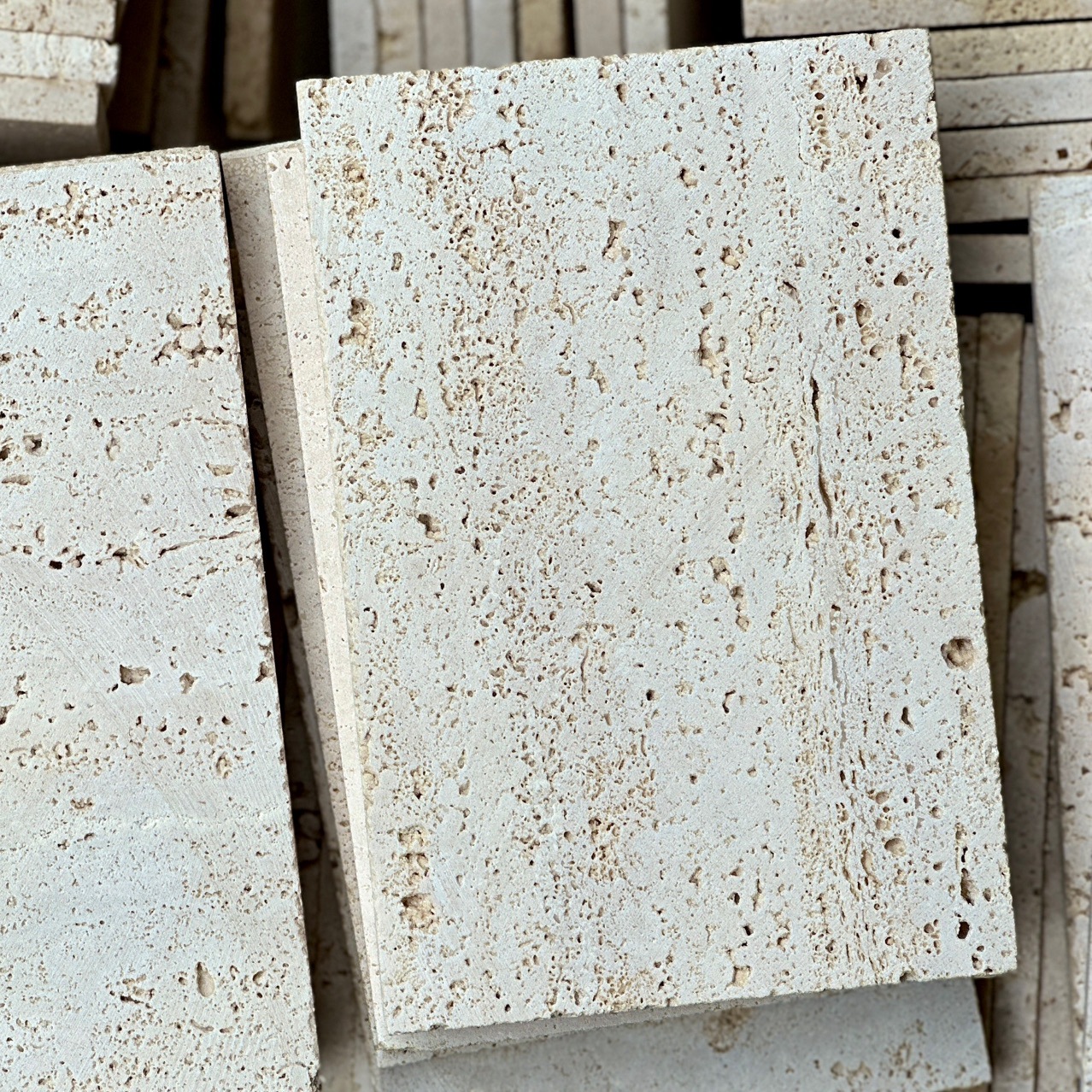 Wholesale of traverstone, yellow traverstone slabs, pallets, bases, mosaics, crushed stones, original lime, Hua Yunfu marble factory Application Scenario