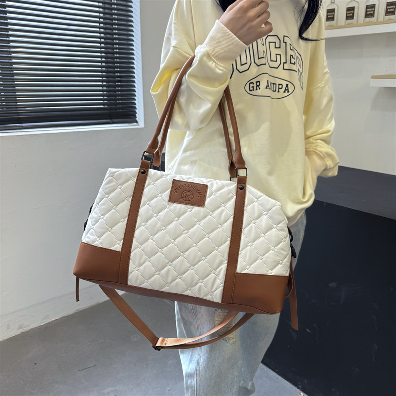 The new large-capacity fitness bag for autumn and winter is lightweight and convenient for business trips. It is a fashionable set for going out and a luggage bag with a handle. It is suitable for foreign trade details Picture