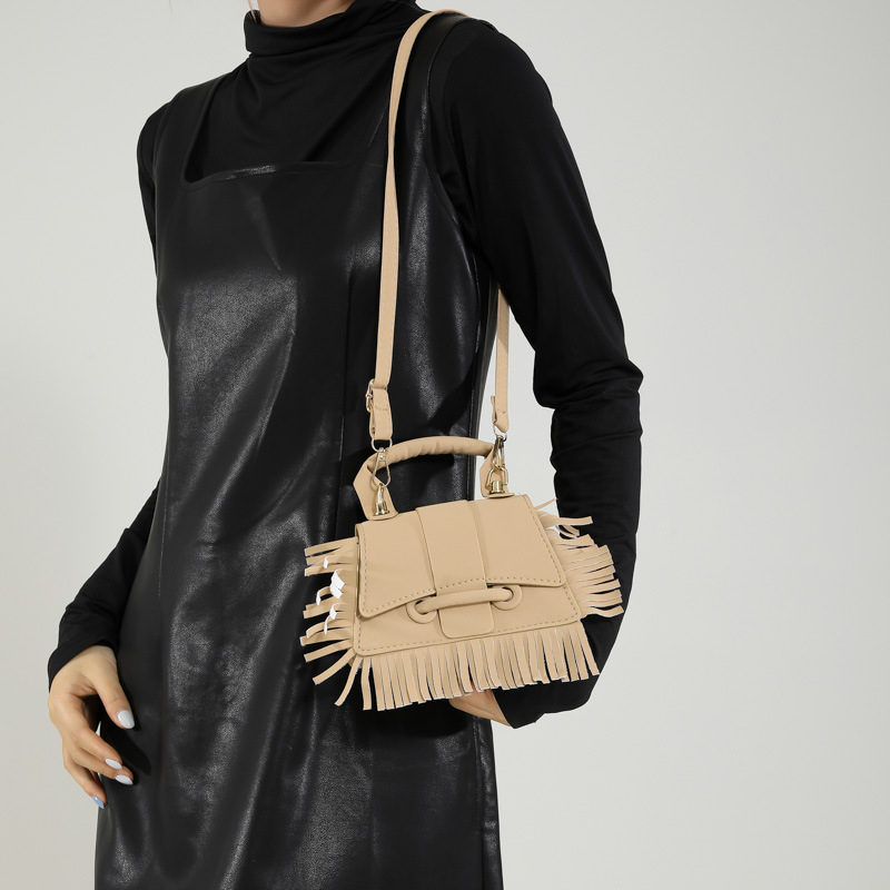The new 2024 autumn collection features a unique and stylish hand-held fringed bag with a retro and fashionable feel, as well as a small square crossbody bag details Picture