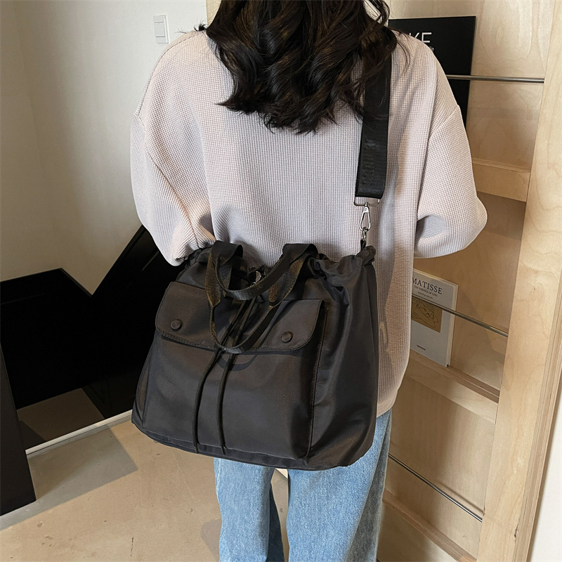 Large-capacity workwear drawstring handbag, women's outdoor sports and casual single-shoulder bag, versatile crossbody bag for commuting and travel Application Scenario