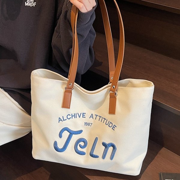 The 2025 new large-capacity embroidered single-shoulder tote bag for class commuting is versatile, casual, fashionable and of high appearance level full figure