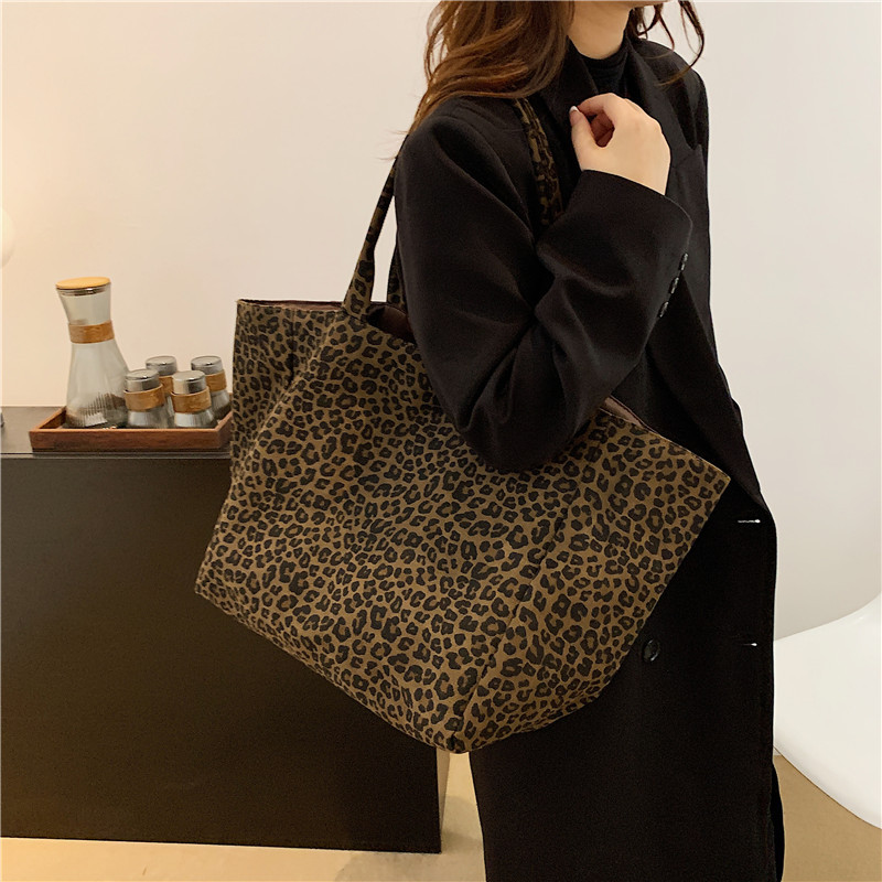 Korean ins laid-back retro leopard print 2024 new artistic single-shoulder crossbody bag, high-end and versatile student tote bag details Picture