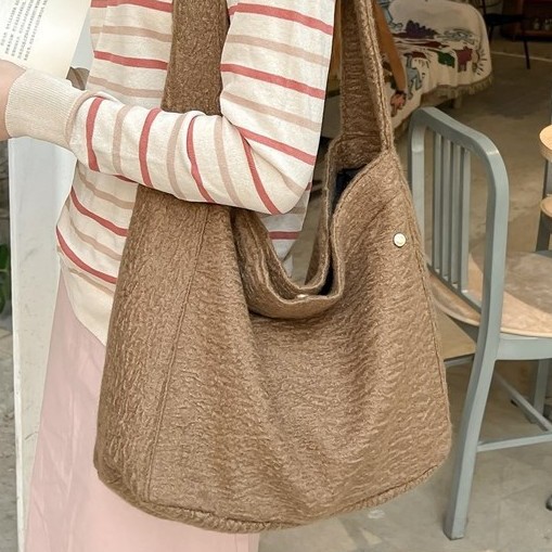 2024 New Korean InS-style plush rolled-out large-capacity single-shoulder armpit bag, crossbody bag, versatile handbag Application Scenario