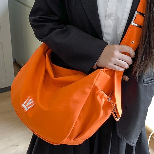 The new large-capacity commuting single-shoulder bag is versatile and easy to use for classes. It is also a casual crossbody bag with a school style Specification drawing