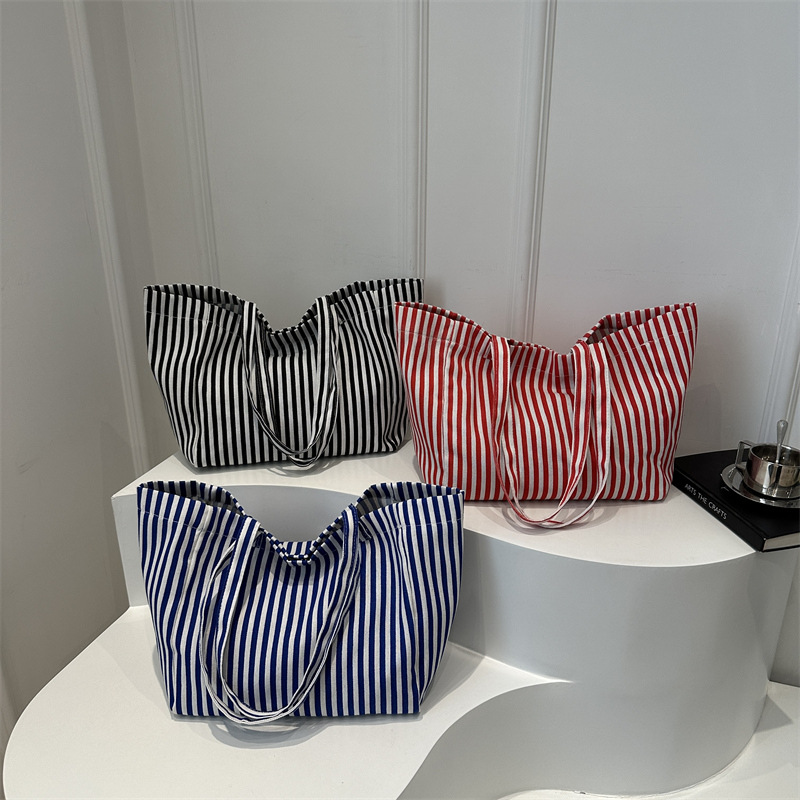 A niche design sense commuter striped canvas tote bag for women, a new 2024 large-capacity casual hand-held shoulder bag Application Scenario