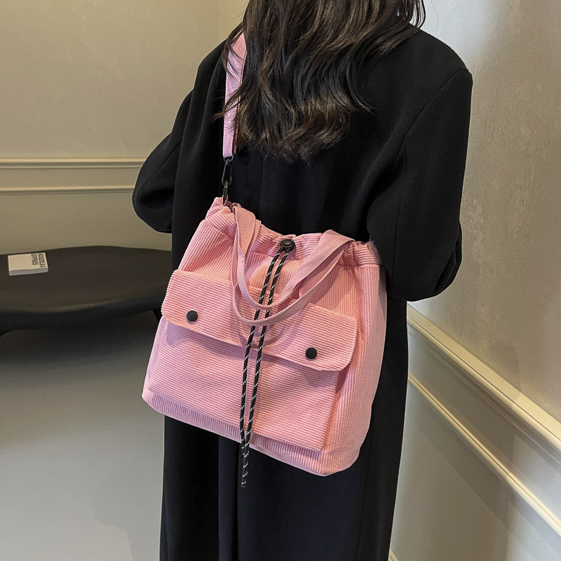 A new, stylish and versatile handbag for women in the winter of 2024, featuring a commuting and school style. It's a single-shoulder crossbody bag details Picture