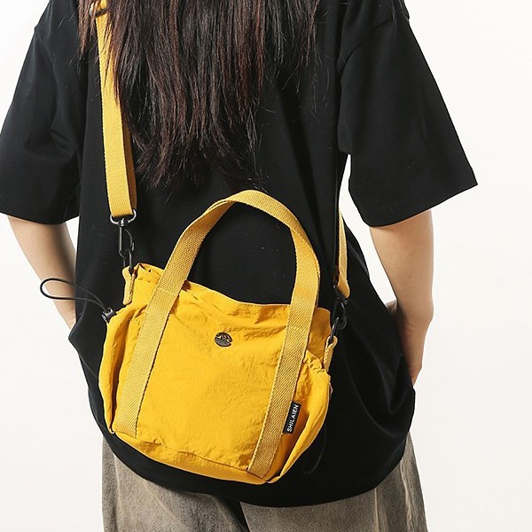 A new casual and fashionable Korean-style hand-held nylon bucket bag for men and women, a light, simple and versatile crossbody bag Application Scenario