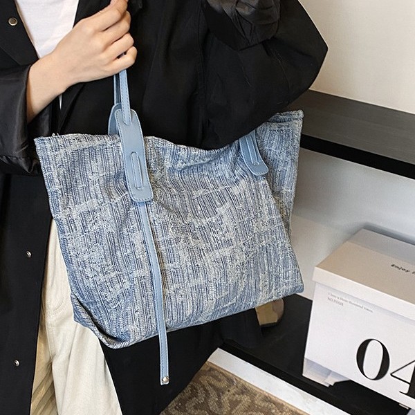 Washed denim large-capacity tote bag, new autumn 2024 collection, casual and personalized single-shoulder bag, large commuting bag for women Application Scenario