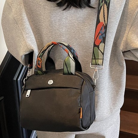 Fashionable, sweet, high-quality canvas bag, crossbody bag, solid color, thickened, sturdy and durable, small square commuting bag details Picture