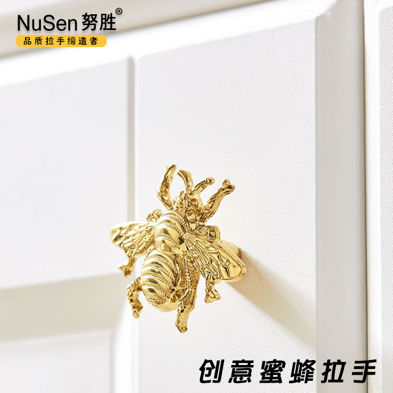 Golden bright bee-shaped handle, pure copper, cute, unique and creative cartoon, solid cabinet door, drawer, single-hole handle Application Scenario