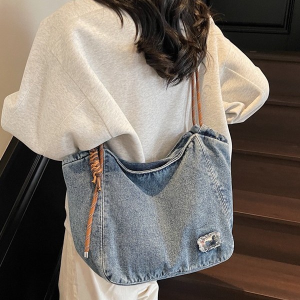 Large-capacity denim bag for women 2025 Spring/Summer new chain shoulder bag, texture and personality, ins trendy tote bag details Picture