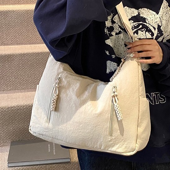 A fashionable and casual large-capacity bag for women, a new autumn/winter 2024 collection of fabric bags, a versatile and trendy crossbody bag for students' classes full figure
