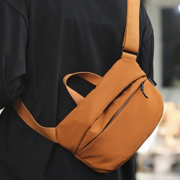 This high-quality nylon fabric crossbody bag is a versatile and casual student mobile phone chest bag for couples full figure