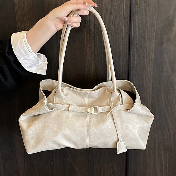 A new stylish and versatile single-shoulder underarm bag for women in 2025, featuring a large capacity for casual commuting. It is a spring and summer hand-held tote bag Application Scenario
