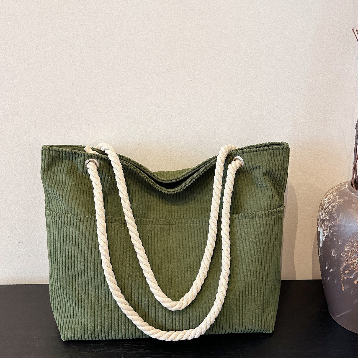 The new corduroy single-shoulder bag for women in winter 2024 is a solid color, simple and casual handbag with a light luxury and large capacity Specification drawing