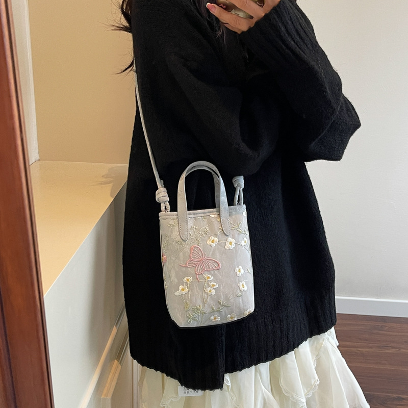 Versatile handbag, fashionable bucket bag, 2025 summer new style Chinese style crossbody bag, embroidered butterfly single-shoulder bag Application Scenario
