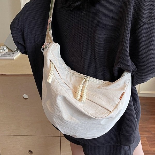 The cross-border Japanese-style casual and versatile crossbody bag, the dazzling bag, is a large-capacity dumpling bag for female college students' commuting to class details Picture