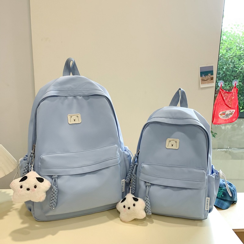 A new cross-border, niche, large-capacity, lightweight and simple Korean-style solid color large-capacity schoolbag suitable for both boys and girls in primary schools Application Scenario