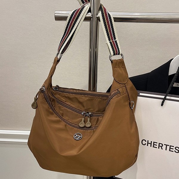 This single-shoulder bag is fashionable, versatile, lightweight and has a high level of appearance. It is a simple, elegant, casual and multi-functional trendy backpack for women Specification drawing