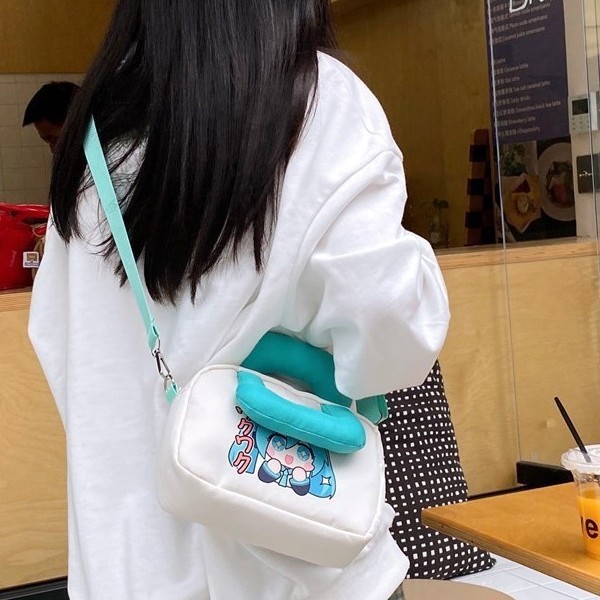 New cartoon and cute small crossbody bag, girlish crossbody backpack, large capacity storage, sweet handbag, travel backpack details Picture