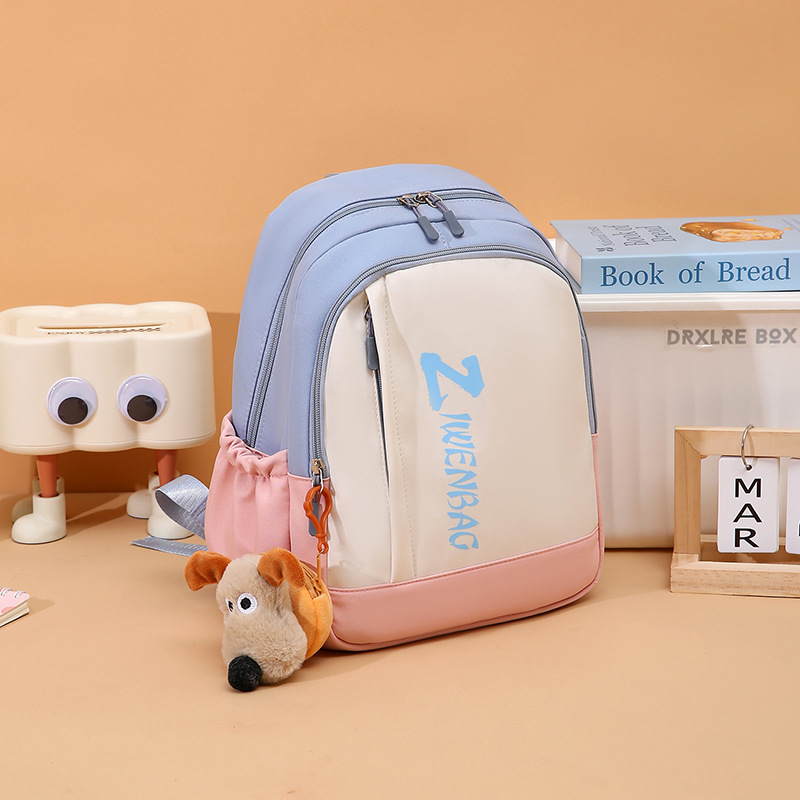 The backpack is lightweight and easy to carry, suitable for travel. It is a small schoolbag for primary school students to take extra lessons and a cute study package for children when they go out Application Scenario