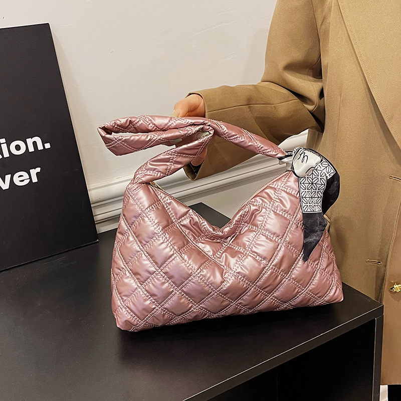 The simple diamond-shaped hand-held small square bag for women in 2025 is a fashionable and trendy single-shoulder bag with a versatile texture and is suitable for commuting under the armpits details Picture
