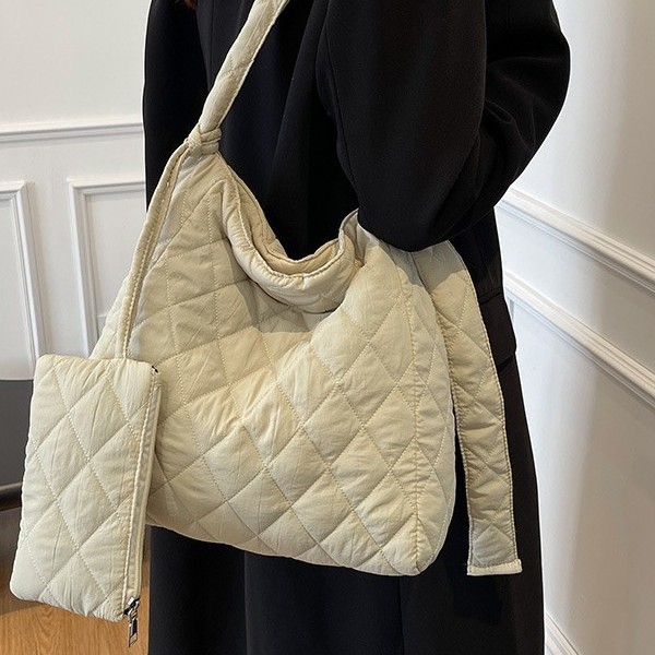 Autumn and winter new collection: Casual and versatile, large-capacity diamond-shaped soft surface crossbody single-shoulder bag, women's nylon fabric bag, cloud mother-and-child bag full figure