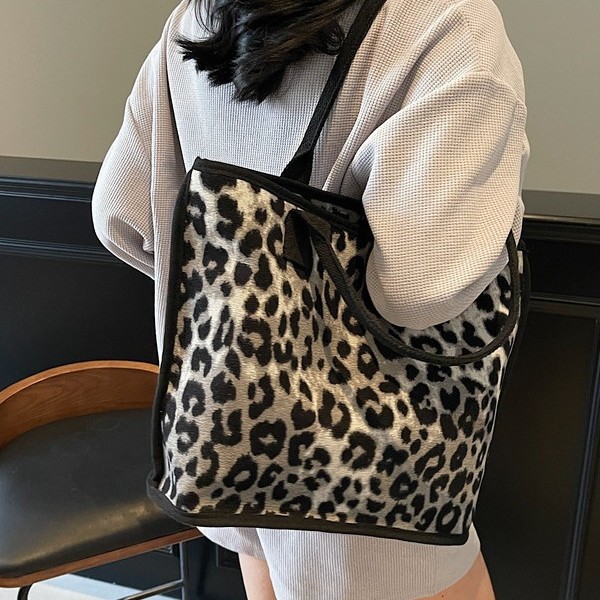 High-end texture leopard print canvas single-shoulder bag for women, Spring 2025, large-capacity tote bag, niche commuting underarm bag Application Scenario